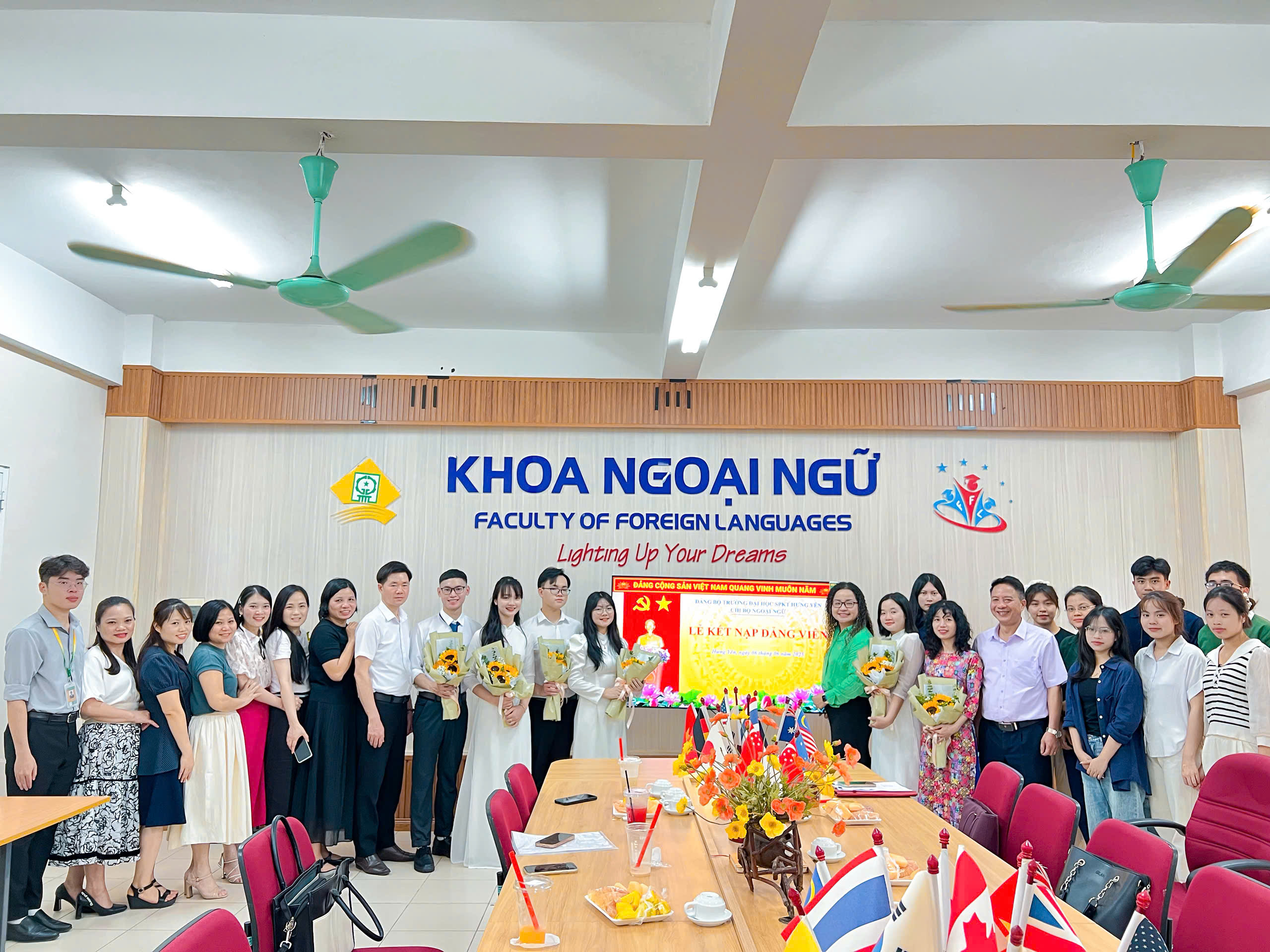 CHI BỘ NGOẠI NGỮ TỔ CHỨC LỄ KẾT NẠP ĐẢNG VIÊN MỚI